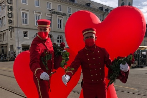 Rosenkavaliere überreichen die Rosen Ihrer Promotionaktion.